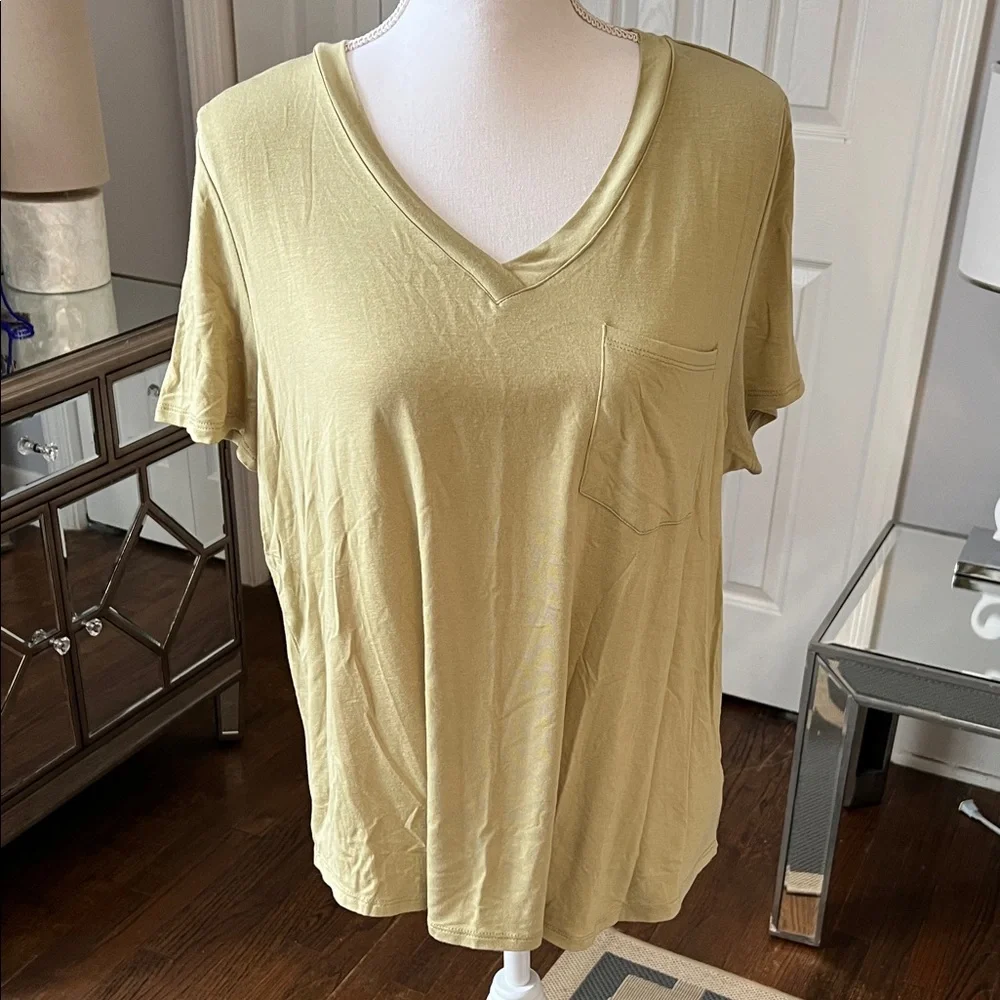 89th & Madison Women's V-Neck Pocket Tee - Pale Sage Green Large